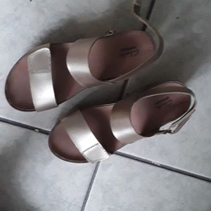 Clarks Unstructured gold wedge sandal size 8.5